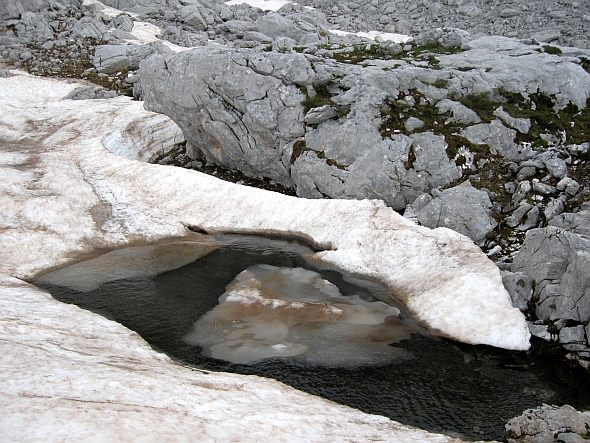 Immagine insolita: Monte Meta con il lago